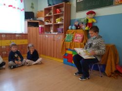  Uczniowie czytają przedszkolakom