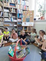  Wycieczka przedszkolaków do biblioteki