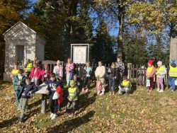  Odwiedzamy cmentarze