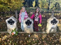  Odwiedzamy cmentarze