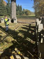  Odwiedzamy cmentarze