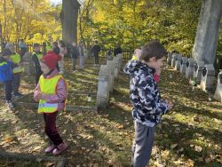  Odwiedzamy cmentarze