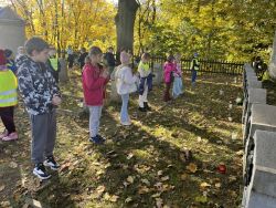  Odwiedzamy cmentarze