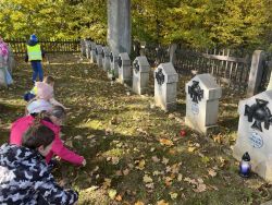  Odwiedzamy cmentarze