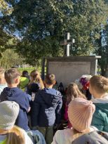  Odwiedzamy cmentarze