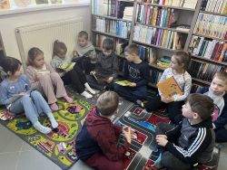  Klasa pierwsza w bibliotece