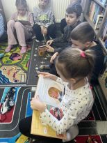  Klasa pierwsza w bibliotece